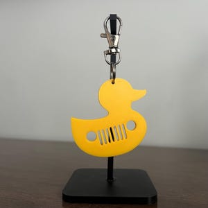 Jeep Duck Keychain – 3D Printed Yellow Rubber Duck Keyring, Off-Road Lover Gift, Cute Duck Charm for Jeep Enthusiasts