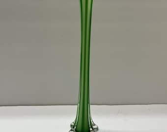 Vintage-Kunstglas, Knospenfuß, grüne und klare Akzente, blütenblattförmiger Sockel, 11,5 Zoll