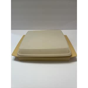 Könnte beinhalten: Ein quadratischer, gelber Tupperware-Behälter im Vintage-Stil mit passendem Deckel. Der Behälter ist rechteckig mit abgerundeten Ecken und einem leicht erhöhten Deckel. Die Farbe ist ein blasses Gelb, und der Behälter scheint in gutem Zustand zu sein.
