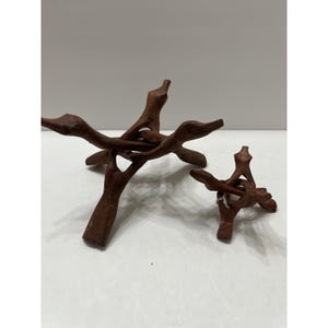 Set di 2 supporti da esposizione a treppiede in legno intagliato a mano, ad incastro, colore marrone, modello Cobra.