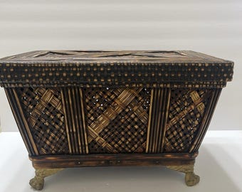 Vintage Bambus und Rattan Aufbewahrungskiste Geschnitzte Metall Löwenfüße Braun 10x16x10,75