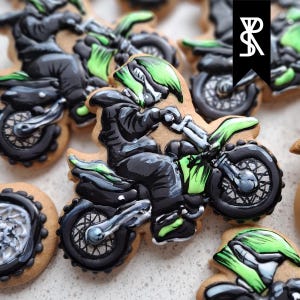 Peut inclure: Gros plan sur des biscuits au sucre décorés en forme de motos avec des pilotes. Les biscuits présentent des détails de glaçage noirs, verts et argentés. Les biscuits sont disposés sur une surface de couleur claire.