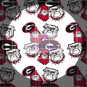Puede incluir: Patrón repetido con el logotipo y la mascota de los Bulldogs de la Universidad de Georgia. El diseño incluye la cara del bulldog, la letra "G" en un óvalo negro y detalles en rojo. También es visible el texto "A2 STUDIO".