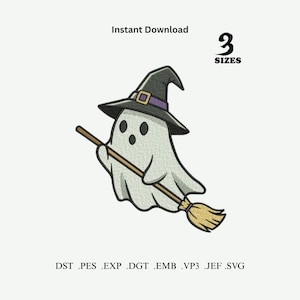 Puede incluir: Un diseño de bordado que muestra un fantasma blanco con un sombrero de bruja negro con una banda morada, sosteniendo una escoba marrón. El texto dice Instant Download, 3 SIZES, y formatos DST, PES, EXP, DGT, EMB, VP3, JEF y SVG.