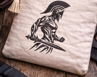 Diseño de bordado de guerrero espartano, archivo de casco de gladiador (5 tamaños)