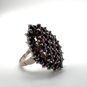Bague cocktail allongée en argent 900 avec grappe de grenats rouge foncé, vintage | Poinçonné|