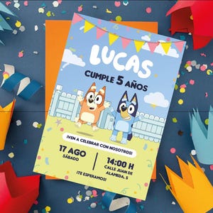 Puede incluir: Una invitación de cumpleaños con el nombre "LUCAS" y "CUMPLE 5 AÑOS" en letras blancas grandes. La invitación presenta personajes de dibujos animados y está rodeada de confeti colorido y coronas de papel. También se incluye la fecha y la hora.