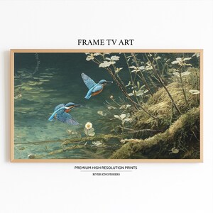 Puede incluir: Impresión enmarcada con dos martines pescadores azules y naranjas volando sobre agua tranquila. La obra de arte incluye vegetación y el texto "FRAME TV ART" y "PREMIUM HIGH RESOLUTION PRINTS RIVER KINGFISHERS".