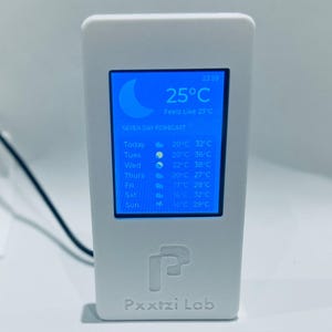 Könnte beinhalten: Ein weißes rechteckiges Gerät mit einem blauen Bildschirm, der eine Wettervorhersage anzeigt. Der Bildschirm zeigt die aktuelle Temperatur von 25°C und eine Sieben-Tage-Vorhersage. Der Text "Pxxtzi Lab" ist unten zu sehen.