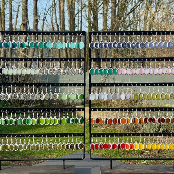 Pendientes de vitral con forma de panal: joyería artesanal con colgantes y gotas, diseño minimalista de vidrio artístico.