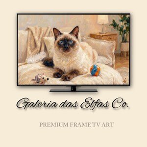 Pode incluir: Pintura digital de um gato siamês com olhos azuis, descansando em uma cama com um rato de brinquedo e uma bola. A obra de arte é exibida em uma TV de tela plana. O texto "Galeria das Elfas Co." e "PREMIUM FRAME TV ART" são visíveis.