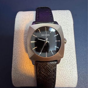 Reloj vintage Nixon &quot;The Luca&quot; / Esfera cuadrada excepcional / Caja de acero inoxidable de 26 mm / Negro y plateado / Movimiento de cuarzo / Diseño de 2002