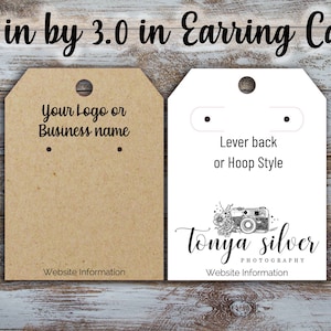 Op de afbeelding: Twee oorbellen displaykaarten, een bruine en een witte. De bruine kaart heeft de tekst "Your Logo or Business name" en "Website Information". De witte kaart heeft de tekst "Lever back or Hoop Style", "Tonya silver PHOTOGRAPHY", en "Website Information". Beide kaarten hebben twee gaten voor het weergeven van oorbellen.