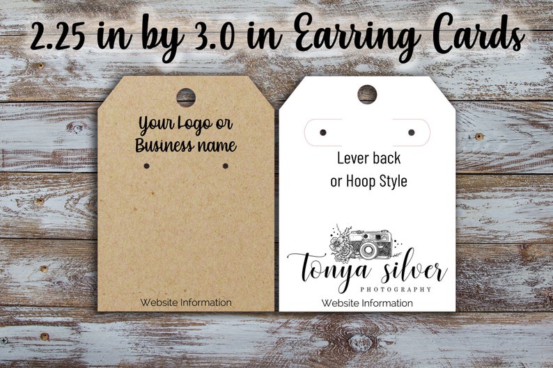 Op de afbeelding: Twee oorbellen displaykaarten, een bruine en een witte. De bruine kaart heeft de tekst "Your Logo or Business name" en "Website Information". De witte kaart heeft de tekst "Lever back or Hoop Style", "Tonya silver PHOTOGRAPHY", en "Website Information". Beide kaarten hebben twee gaten voor het weergeven van oorbellen.