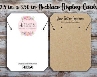 Può includere: Due carte di esposizione per collane vuote da 2,5 x 3,5 pollici. Una carta è bianca con un logo floreale rosa che dice "vb Vanessa Brooklyn Wedding Photography" e icone dei social media. L'altra carta è marrone con il testo "Il tuo testo o logo qui Informazioni sul sito web".
