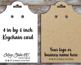 Può includere: Carte portachiavi bianche e marroni vuote di 10,16 cm per 15,24 cm con un foro di sospensione nella parte superiore. La carta bianca ha il testo "4 in by 6 inch Keychain card" e il testo "Collage Studio 45. CUSTOM DESIGNS Website, Social Media". La carta marrone ha il testo "Your logo or business name here Website, Social Media".