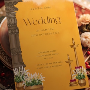 Puede incluir: Invitación de boda con fondo amarillo mostaza. Incluye los nombres "Shriya & John" y la palabra "Wedding". La invitación detalla fecha, hora y lugar. Elementos decorativos florales y arquitectónicos.
