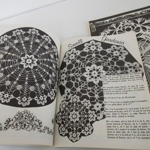 K&ouml;nnte beinhalten: Ein H&auml;kelmusterbuch mit Anleitungen zum H&auml;keln eines kleinen und eines gro&szlig;en Gardenien-Doilys. Das Buch enth&auml;lt eine Schwarzwei&szlig;illustration der fertigen Doilys und eine Nahaufnahme der H&auml;kelstiche.