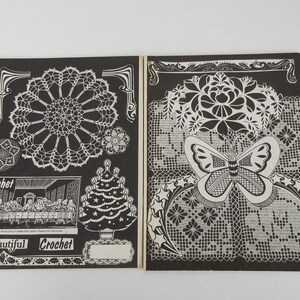 K&ouml;nnte beinhalten: Schwarzwei&szlig;e H&auml;kelmuster auf schwarzem Hintergrund. Die Muster umfassen einen Schmetterling, Blumen, einen Weihnachtsbaum und eine gro&szlig;e Deckchen. Der Text "Crochet" und "Beautiful Crochet" ist ebenfalls enthalten.