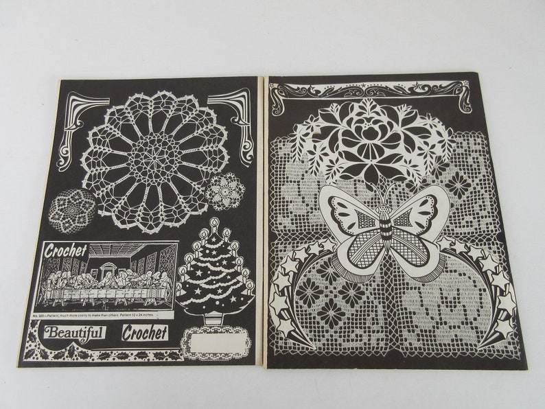 K&ouml;nnte beinhalten: Schwarzwei&szlig;e H&auml;kelmuster auf schwarzem Hintergrund. Die Muster umfassen einen Schmetterling, Blumen, einen Weihnachtsbaum und eine gro&szlig;e Deckchen. Der Text "Crochet" und "Beautiful Crochet" ist ebenfalls enthalten.