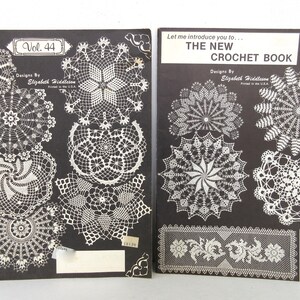 K&ouml;nnte beinhalten: Zwei H&auml;kelb&uuml;cher, eines mit dem Titel "The New Crochet Book" Band 41 und das andere mit dem Titel "Vol. 44" mit Designs von Elizabeth Widdleson. Beide B&uuml;cher haben schwarze Umschl&auml;ge mit wei&szlig;en H&auml;kelmustern.