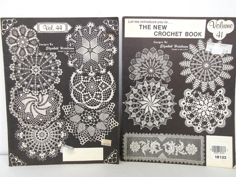 K&ouml;nnte beinhalten: Zwei H&auml;kelb&uuml;cher, eines mit dem Titel "The New Crochet Book" Band 41 und das andere mit dem Titel "Vol. 44" mit Designs von Elizabeth Widdleson. Beide B&uuml;cher haben schwarze Umschl&auml;ge mit wei&szlig;en H&auml;kelmustern.