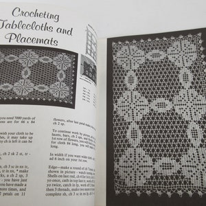K&ouml;nnte beinhalten: Nahaufnahme eines H&auml;kelmusters f&uuml;r eine Tischdecke oder ein Platzset. Das Muster zeigt ein zartes Blumenmuster mit wei&szlig;em Garn auf schwarzem Hintergrund. Der Text "Crocheting Tablecloths and Placemats" ist oben auf der Seite sichtbar.