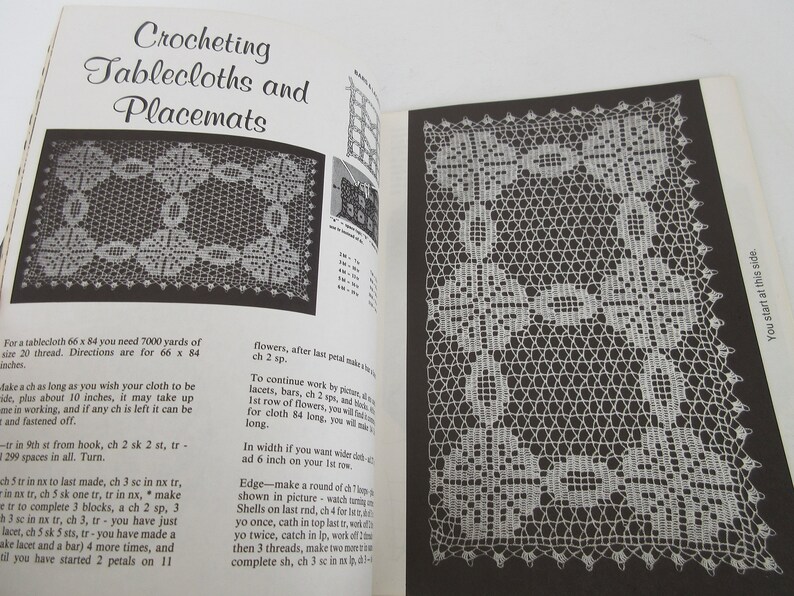 K&ouml;nnte beinhalten: Nahaufnahme eines H&auml;kelmusters f&uuml;r eine Tischdecke oder ein Platzset. Das Muster zeigt ein zartes Blumenmuster mit wei&szlig;em Garn auf schwarzem Hintergrund. Der Text "Crocheting Tablecloths and Placemats" ist oben auf der Seite sichtbar.
