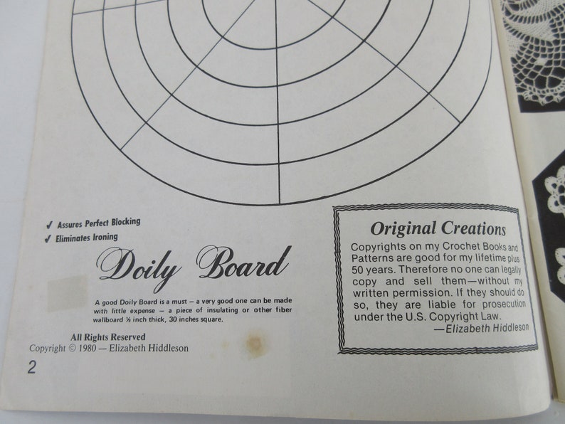 K&ouml;nnte beinhalten: Ein Schwarzwei&szlig;bild einer Seite aus einem H&auml;kelbuch. Die Seite zeigt ein Diagramm eines Doily-Bretts, das zum Blocken von geh&auml;kelten Doilies verwendet wird. Der Text auf der Seite lautet "Doily Board" und "Assures Perfect Blocking" und "Eliminates Ironing". Die Seite enth&auml;lt auch einen Copyright-Hinweis und Informationen &uuml;ber die Autorin des Buches, Elizabeth Hiddleson.