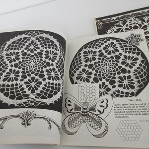 K&ouml;nnte beinhalten: Ein schwarz-wei&szlig;es Buch mit H&auml;kelmustern. Das Buch zeigt eine Nahaufnahme einer geh&auml;kelten Deckchen, ein Schmetterlingsdesign und Anleitungen zum H&auml;keln eines "Hex-Motivs".