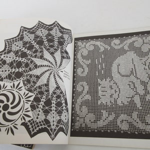 K&ouml;nnte beinhalten: Zwei H&auml;kelmuster auf schwarzem Hintergrund. Das erste Muster ist eine runde Deckchen mit einem Spiraldesign. Das zweite Muster ist ein quadratisches Deckchen mit einem Blumendesign. Der Text "This is where to start row 1" ist auf der Seite sichtbar.