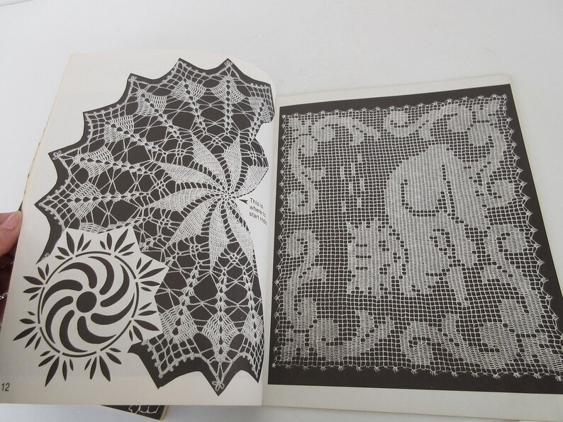 K&ouml;nnte beinhalten: Zwei H&auml;kelmuster auf schwarzem Hintergrund. Das erste Muster ist eine runde Deckchen mit einem Spiraldesign. Das zweite Muster ist ein quadratisches Deckchen mit einem Blumendesign. Der Text "This is where to start row 1" ist auf der Seite sichtbar.