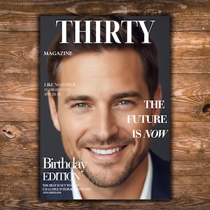 Könnte beinhalten: Magazin-Cover "THIRTY" mit einem lächelnden Mann. Das Cover enthält den Text "MAGAZINE", "Birthday EDITION" und "THE FUTURE IS NOW". Zusätzlicher Text lautet "LIKE NO OTHER CELEBRATING A LIFE SINCE [YEAR]" und "THE BEST IS YET TO COME EXCLUSIVE INTERVIEW WITH HIM".