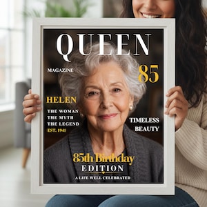 Puede incluir: Una impresión enmarcada de portada de revista con el retrato de una persona mayor de cabello gris. El texto dice QUEEN MAGAZINE, 85, HELEN, THE WOMAN THE MYTH THE LEGEND, EST. 1941, TIMELESS BEAUTY, 85th Birthday EDITION y A LIFE WELL CELEBRATED.