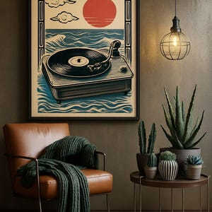 Op de afbeelding: Een ingelijste kunstprint met een vintage platenspeler, een rode zon en oceaangolven. Een bruine leren fauteuil met een groene gebreide deken staat voor het kunstwerk. Een kleine bijzettafel met potplanten.