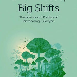 Könnte beinhalten: Buchcover mit dem Titel "Small Doses, Big Shifts" und dem Untertitel "The Science and Practice of Microdosing Psilocybin". Das Cover zeigt eine grüne Illustration von Pilzen und eine Gesichtssilhouette. Die Website "IcaroLife.shop" befindet sich unten.