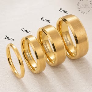 Personalisierter Ehering aus Gold und Wolfram | Gebürstete Oberfläche, abgeschrägte Kanten | Wolframcarbidring für Damen und Herren | Gravierter Verlobungsring