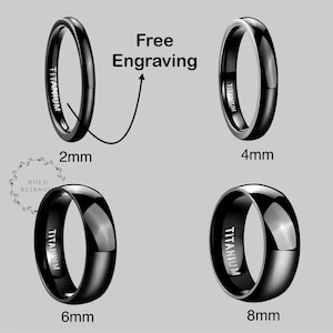 Peut inclure: Quatre bagues noires en titane de différentes largeurs : 2 mm, 4 mm, 6 mm et 8 mm. Chaque bague est gravée de "TITANIUM". L'image comprend le texte "Free Engraving".