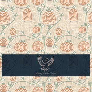 Op de afbeelding: Een herhalend patroon van oranje pompoenen met concentrische cirkeldetails, verbonden door groene wijnranken en bladeren, op een beige achtergrond. Een marineblauwe banner onderaan toont een zwanenlogo en de tekst "Among Ducks Design."