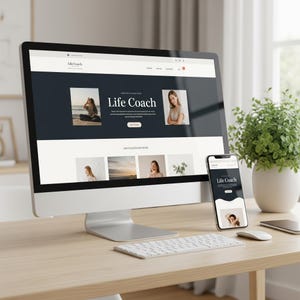 Puede incluir: Un ordenador de sobremesa y un smartphone muestran un sitio web con el texto "Life Coach". El sitio web presenta imágenes de una mujer y una combinación de colores azul oscuro y blanco. Un teclado inalámbrico, un ratón y una planta en maceta también están en el escritorio de madera.