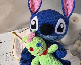 Peluche de monstruo hawaiano azul tejido a crochet: juguete de escritorio inspirado en puntadas