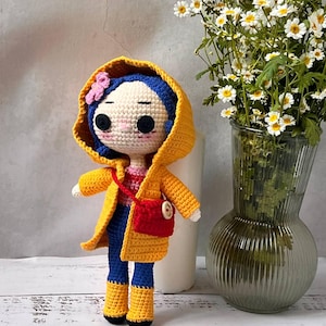 Coraline inspirierte Häkelpuppe | Amigurumi-Puppe Coraline Typ | Gothic Style Doll | Geschenk für Kind | Geschenk für Cartoon-Liebhaber | Geschenk für Mädchen