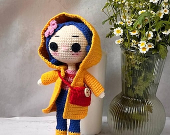 Bambola all'uncinetto ispirata a Coraline: Amigurumi gotico fatto a mano
