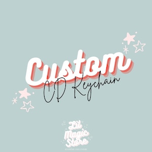 Puede incluir: Un fondo azul claro con las palabras "Custom CD Keychain" en blanco con una sombra roja. La imagen también incluye estrellas rosas y el texto "Lil Magic Store".