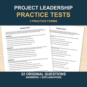 Op de afbeelding: Twee witte vellen papier met oefentoetsen voor projectleiderschap, inclusief 52 originele vragen, antwoorden en uitleg. De tekst bevat Practice Test 1 en Practice Test 2, elk met meerkeuzevragen over projectmanagement.