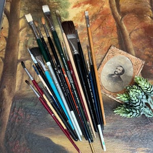 Collection of 21 Vintage Paint Brushes Wooden Handle Small Chippy Large Paintbrush Photo Prop Round Brown Art Artist Brushes Oil Germany USA