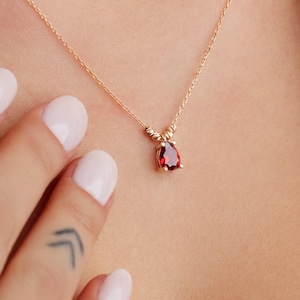 Delicata collana personalizzata con ciondolo a forma di pera con pietra portafortuna – Gioielli personalizzati in argento sterling, collana minimalista, regalo significativo per la mamma o per lei