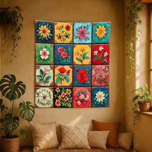 Puede incluir: Una colección de dieciséis baldosas cuadradas de arte floral en una variedad de colores, dispuestas en una pared. Las baldosas presentan pinturas detalladas de flores. La habitación incluye una alfombra estampada, cojines y plantas, creando un ambiente acogedor.