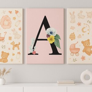 Personalisierte Blumenmonogramm-Kinderzimmer-Wandkunst - Baby-Dekor für Mädchen mit niedlichen Tieren - kundenspezifischer Buchstabe-Druck