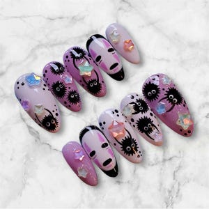 Handgeschilderde No Face en Roet Sprite Pers op de nagels | Grillige, pittige ghibli-nagelkunst | Paarse gradiënt sterrenhemel fantasie nepnagels